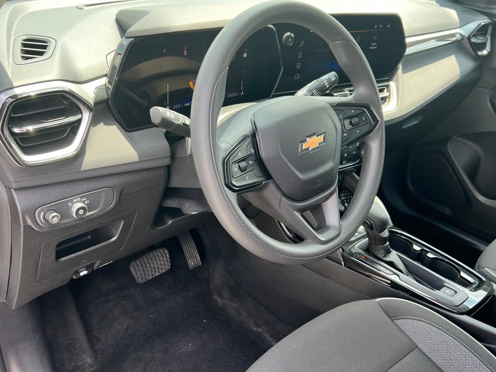 Used 2025 Chevrolet TrailBlazer LT AWD/4WD image 19
