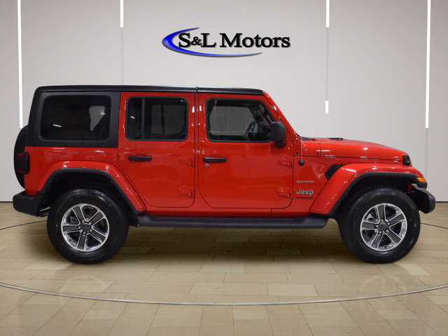 Used 2022 Jeep Wrangler Unlimited Sahara w/ Dual Top Group AWD/4WD image 9