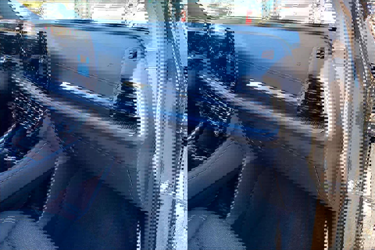 Used 2025 Chevrolet Traverse LT image 19