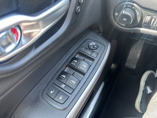 Used 2019 Jeep Cherokee Limited image 17