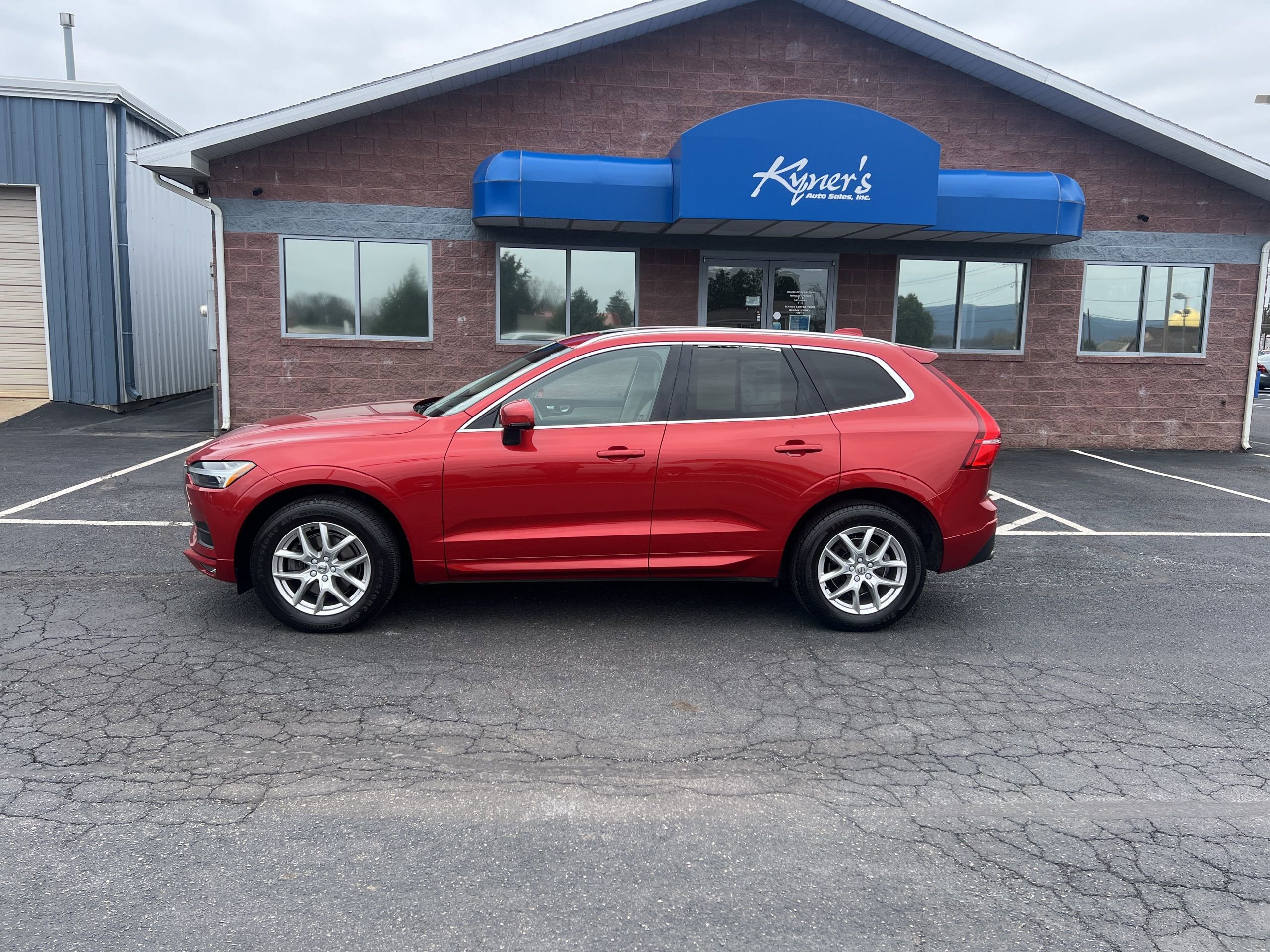 Used 2021 Volvo XC60 T5 Momentum AWD/4WD image 3