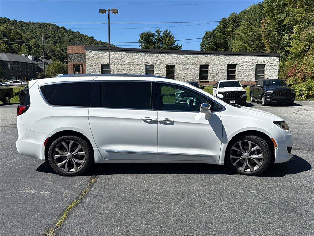Used 2019 Chrysler Pacifica Limited w/ Tire & Wheel Group FWD image 3