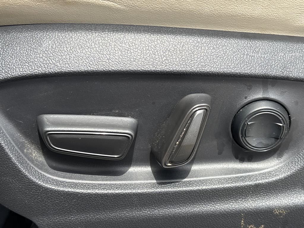 Used 2023 Toyota Crown Limited image 18