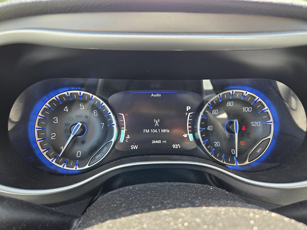 Used 2022 Chrysler Pacifica Touring-L w/ Uconnect Theater Family Group FWD image 9