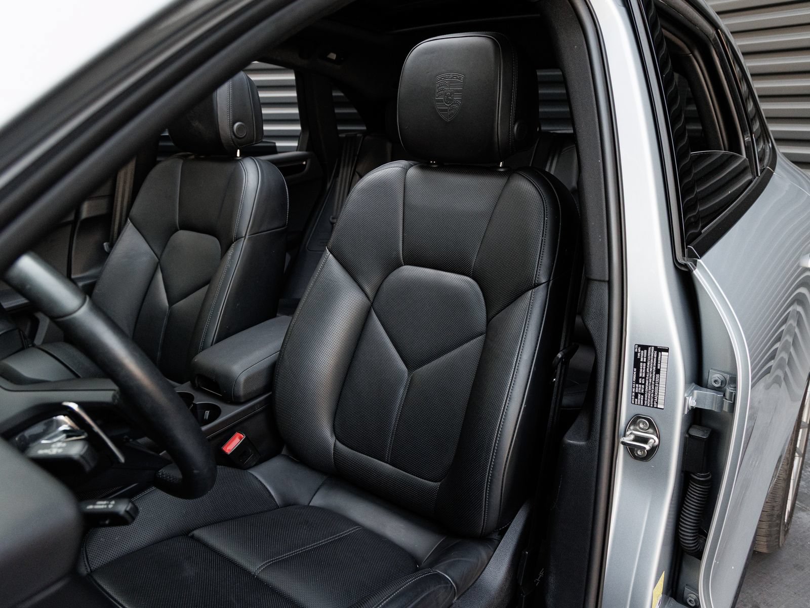 Used 2025 Porsche Macan AWD/4WD image 5