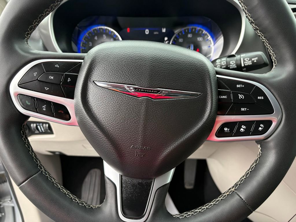 Used 2023 Chrysler Pacifica Touring-L FWD image 20