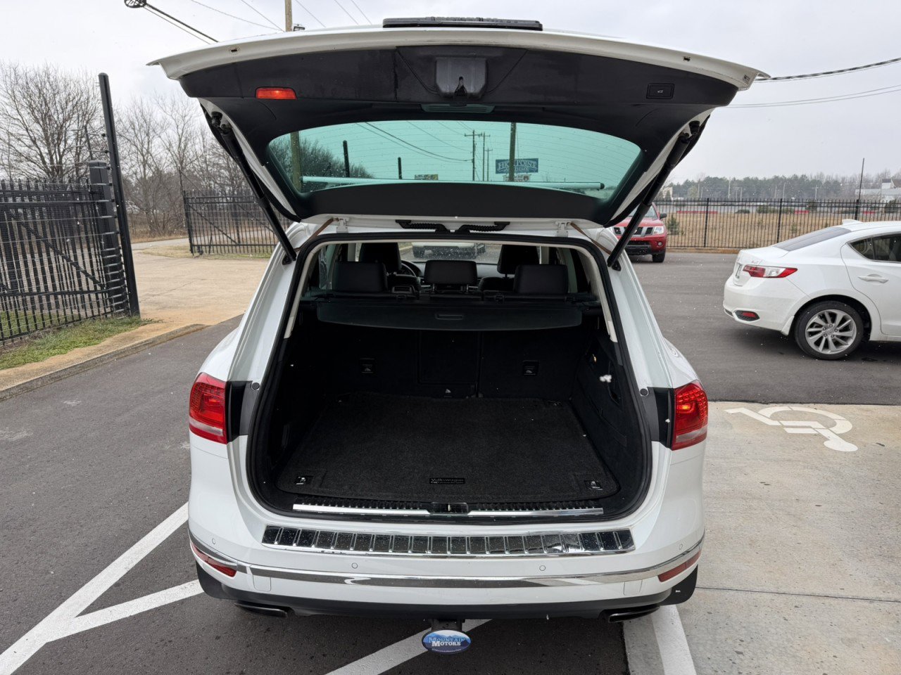 Used 2016 Volkswagen Touareg Lux image 10