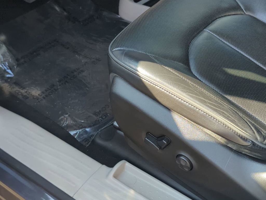 Certified 2019 Chrysler Pacifica Limited w/ Tire & Wheel Group image 11