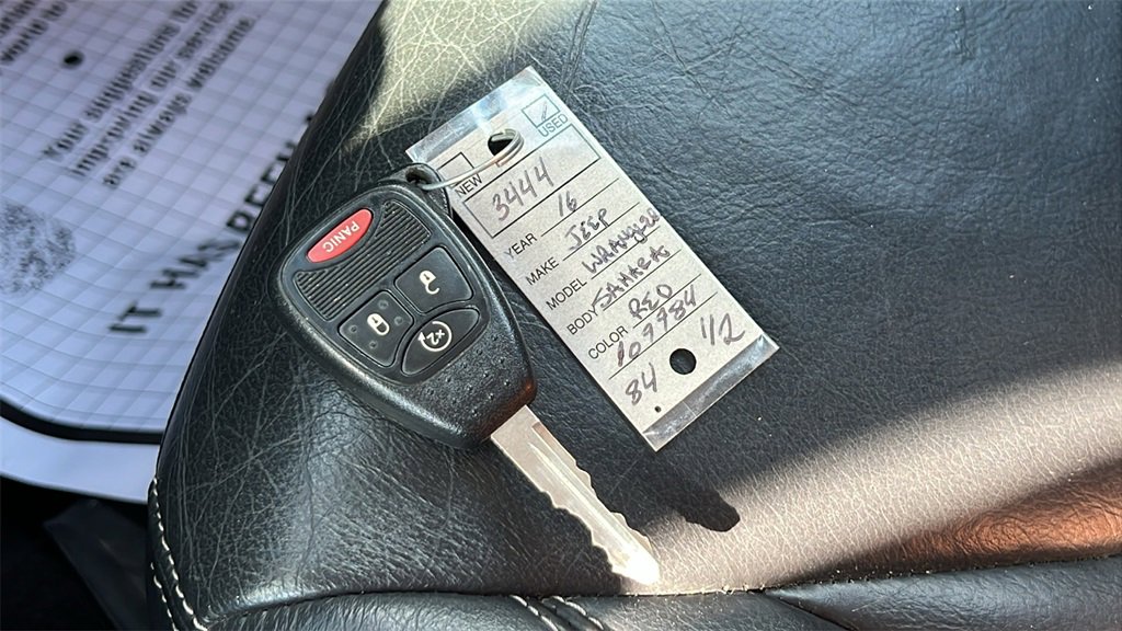 Used 2016 Jeep Wrangler Unlimited Sahara w/ Dual Top Group image 34