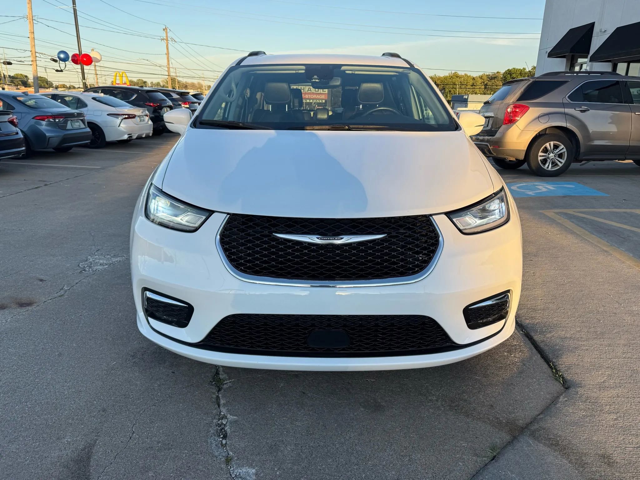 Used 2022 Chrysler Pacifica Touring-L image 2