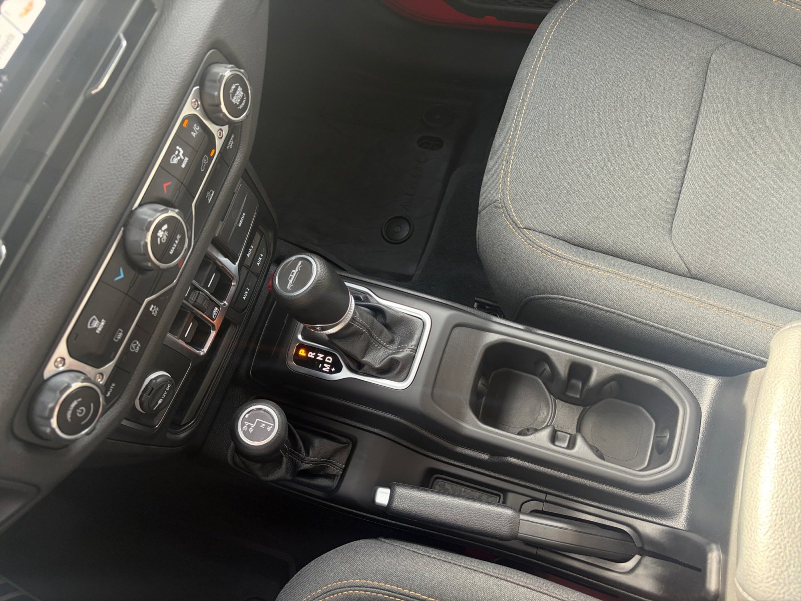 Used 2025 Jeep Gladiator Sport image 24