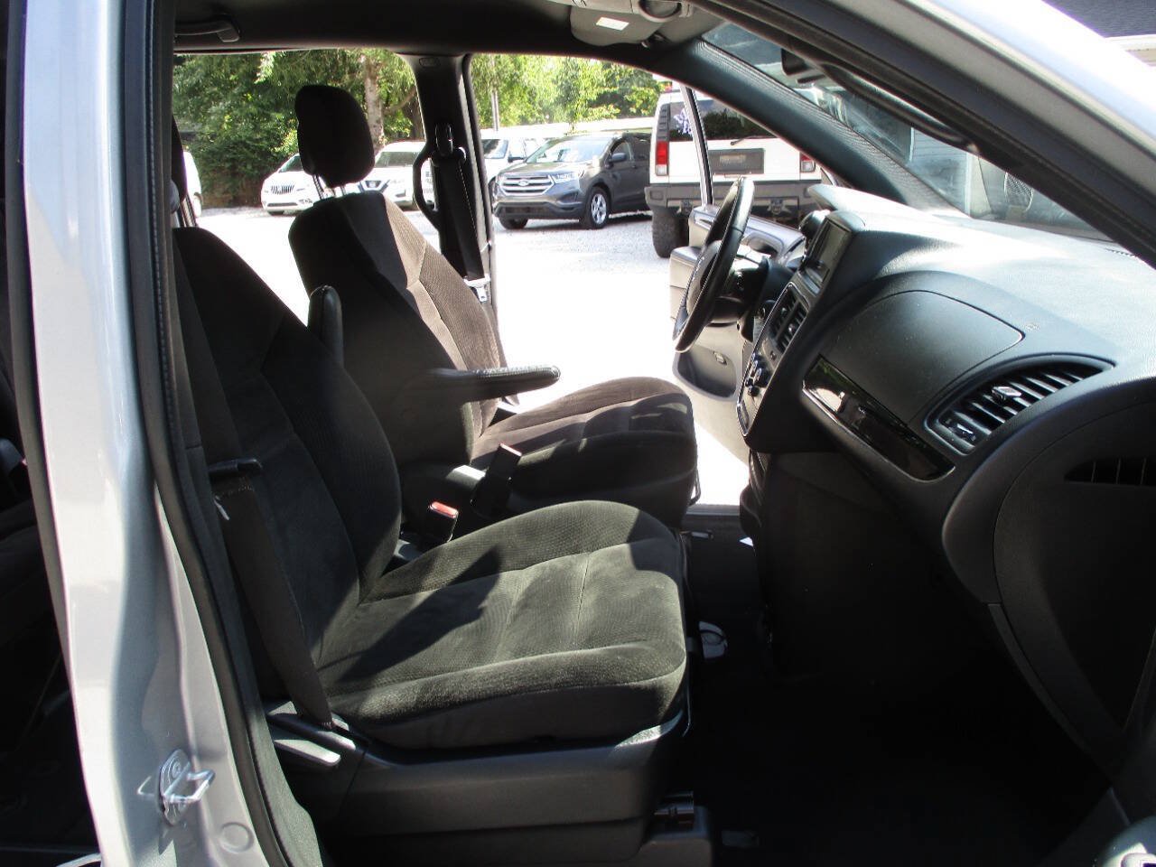 Used 2018 Dodge Grand Caravan SE FWD image 24