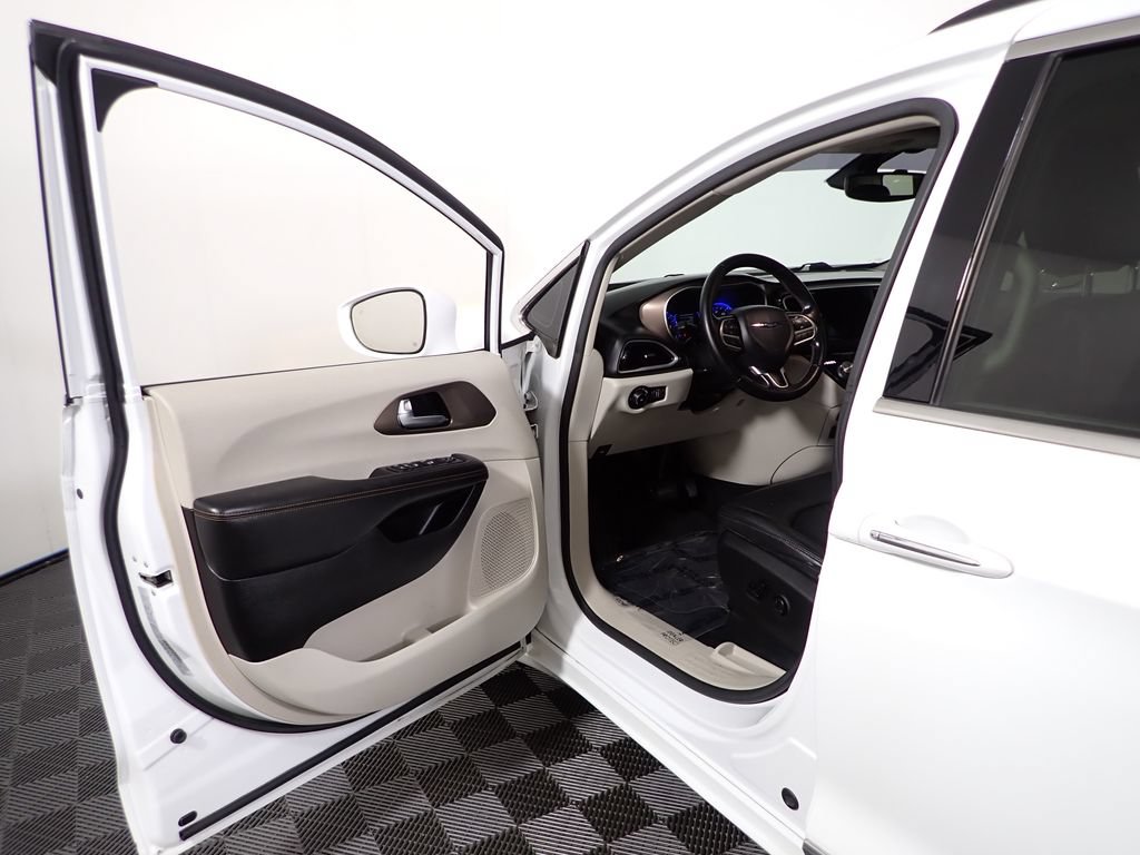 Used 2017 Chrysler Pacifica Touring-L w/ Tire & Wheel Group FWD image 18