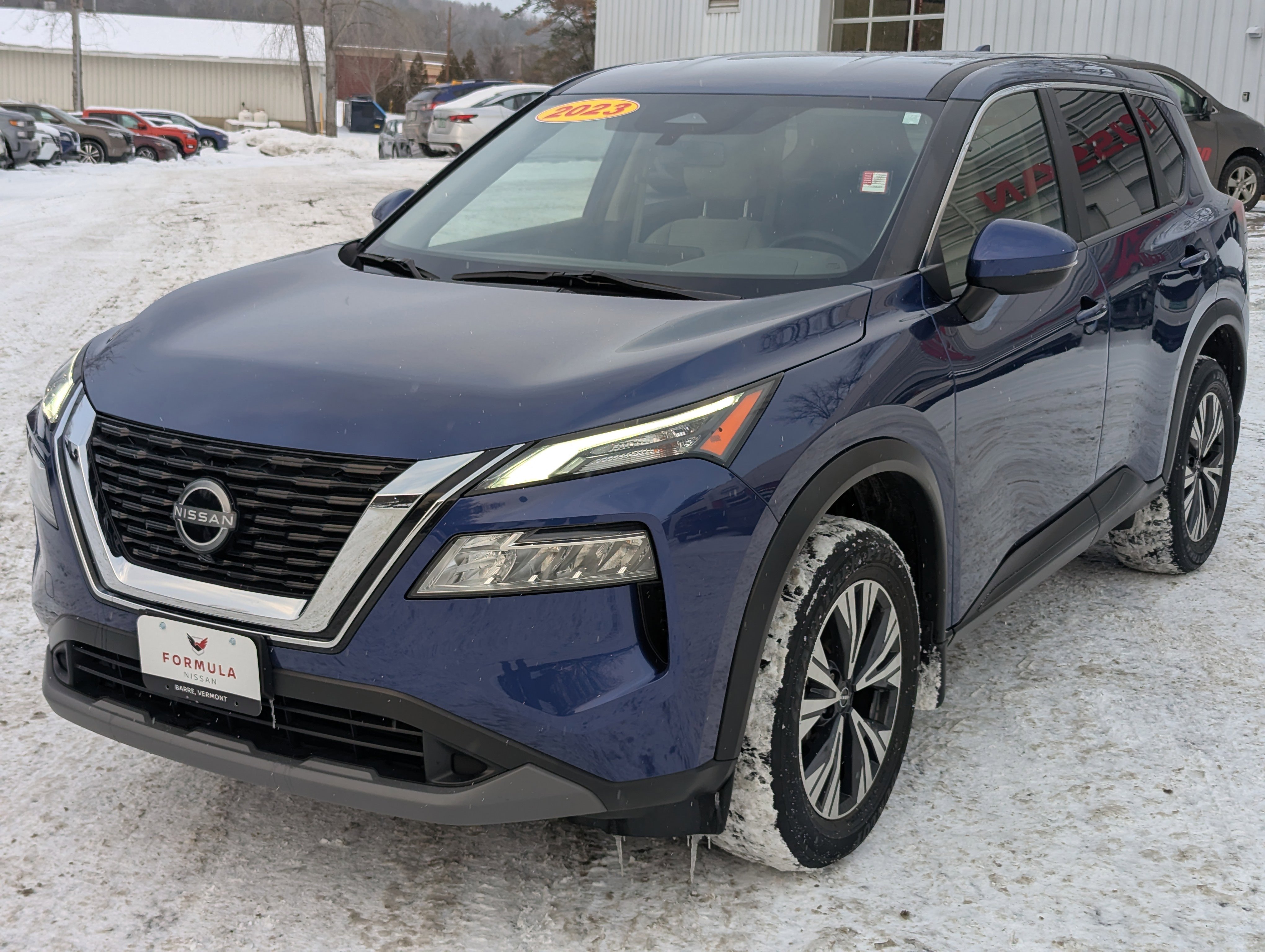 Used 2023 Nissan Rogue SV image 3