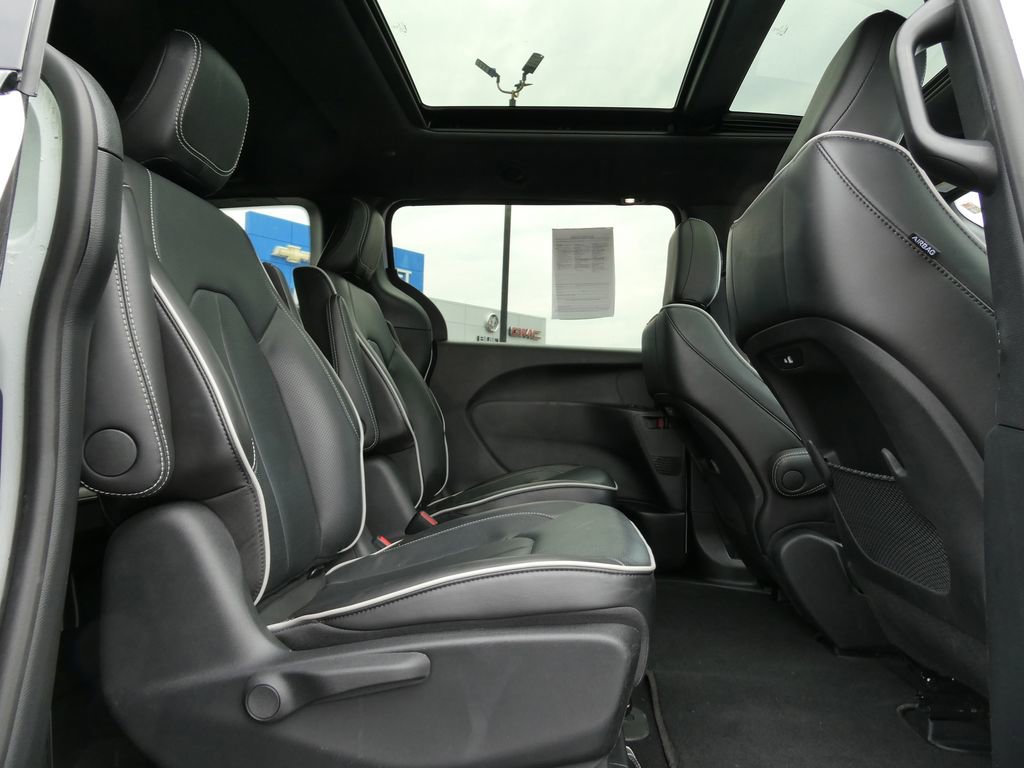 Used 2024 Chrysler Pacifica Premium image 15