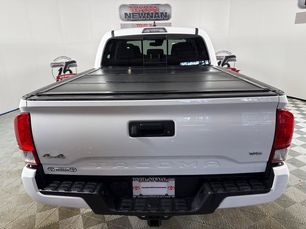 Used 2022 Toyota Tacoma SR5 w/ Technology Package image 4