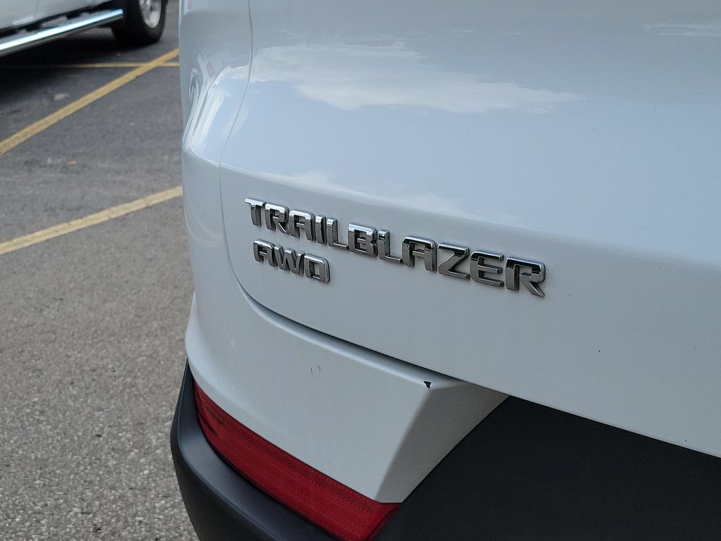 Used 2025 Chevrolet TrailBlazer LT AWD/4WD image 9