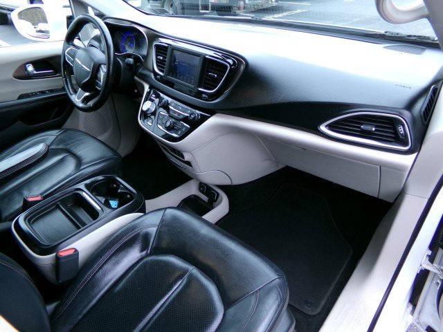 Used 2019 Chrysler Pacifica Touring-L image 12
