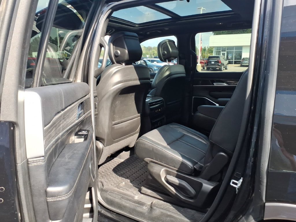 Used 2022 Jeep Wagoneer Series III w/ Premium Group I AWD/4WD image 20