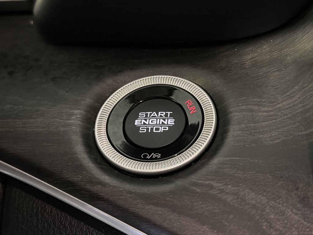 Used 2023 Jeep Grand Cherokee Limited image 20