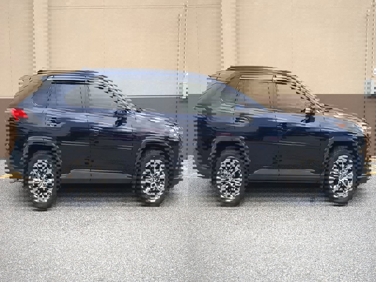 Used 2020 Toyota RAV4 XLE Premium image 3