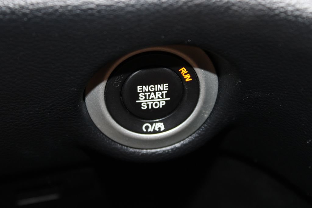 Used 2025 Chrysler Pacifica Select FWD image 41