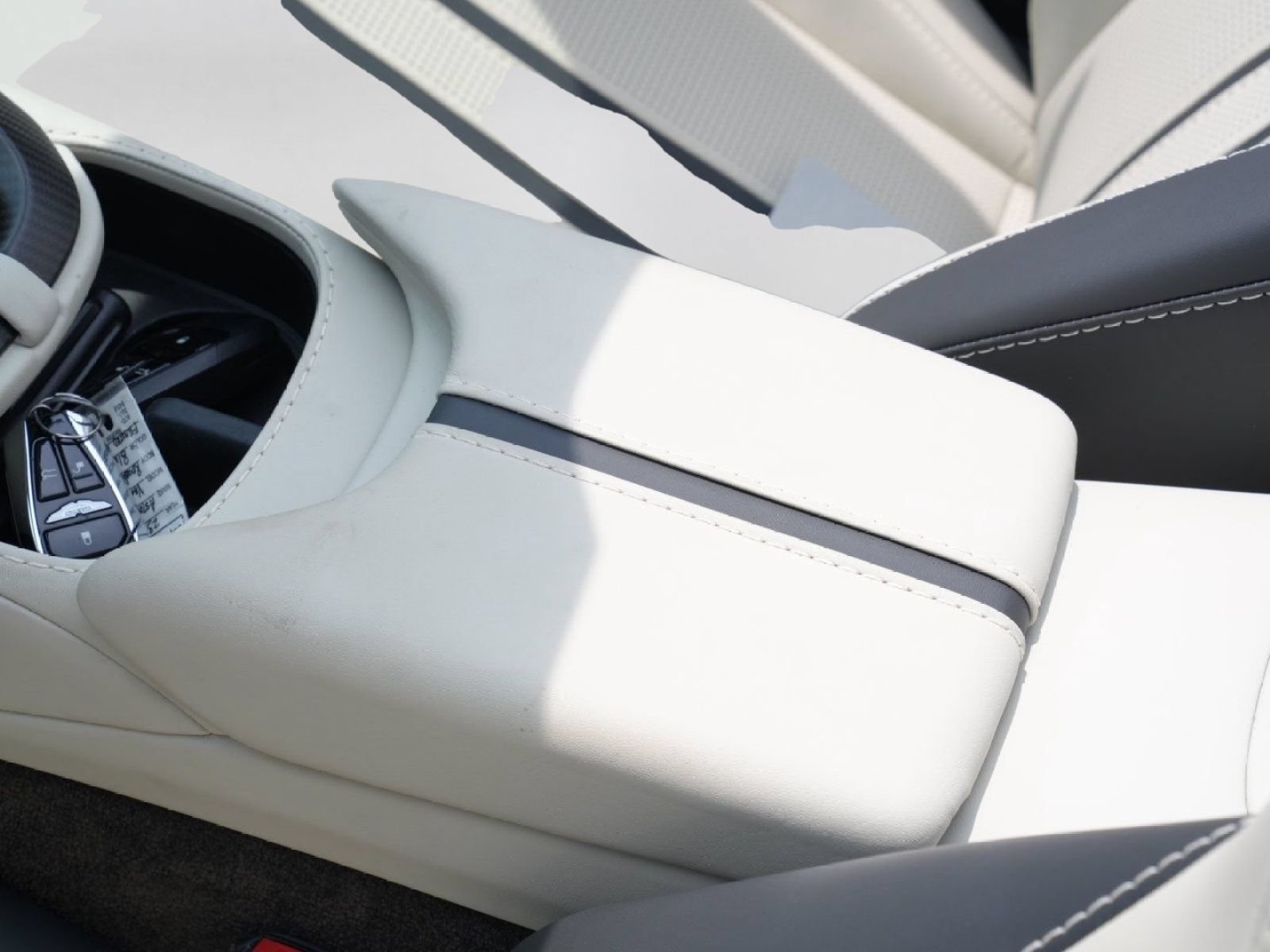 Used 2023 Aston Martin V8 Vantage Roadster RWD image 16