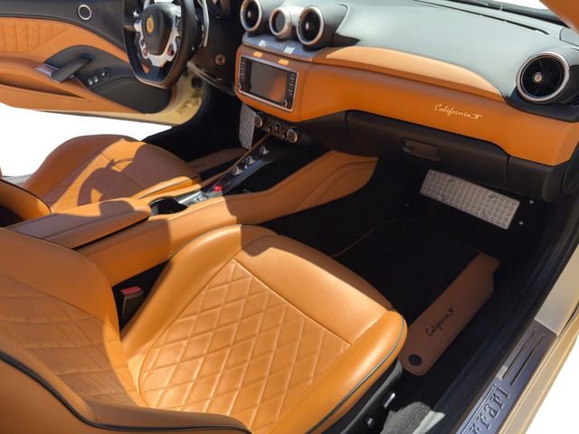 Used 2016 Ferrari California T RWD image 22