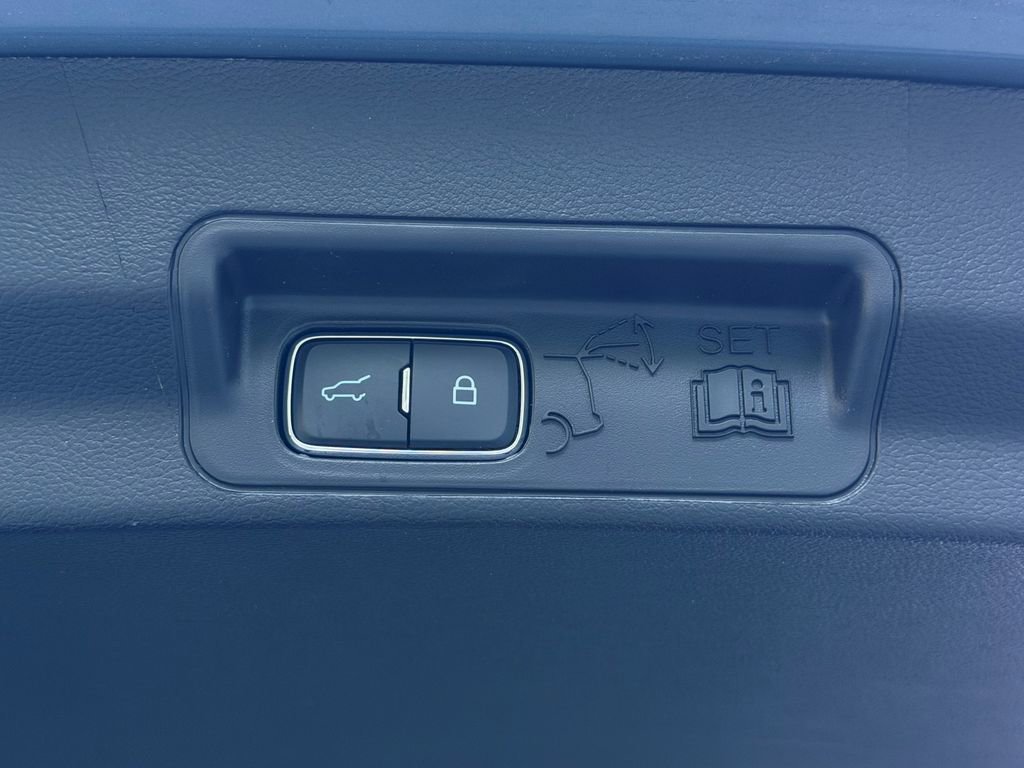 Used 2025 Ford Explorer Active AWD/4WD image 17
