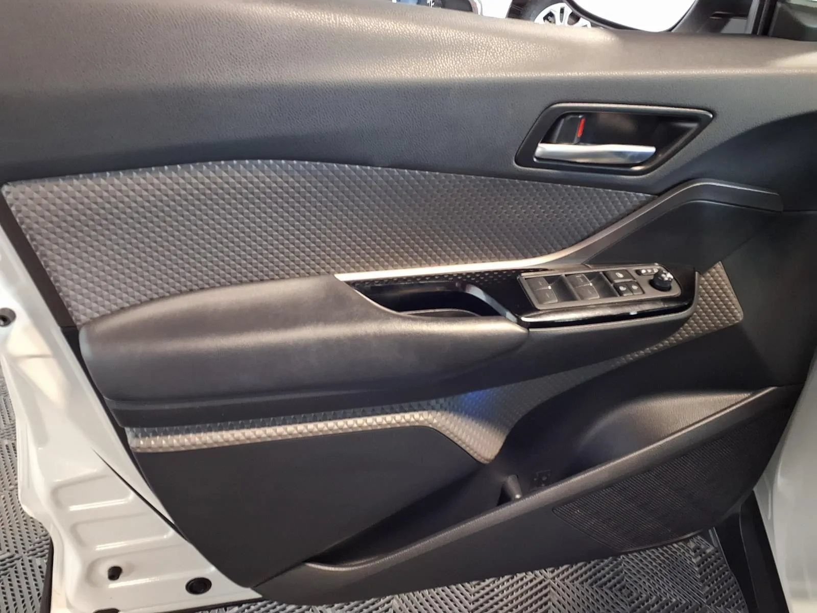 Used 2020 Toyota C-HR Limited FWD image 15