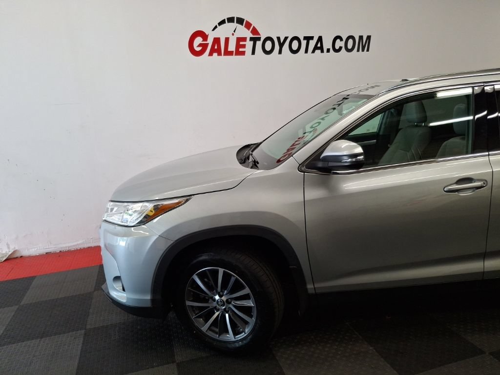 Used 2019 Toyota Highlander XLE AWD/4WD image 5