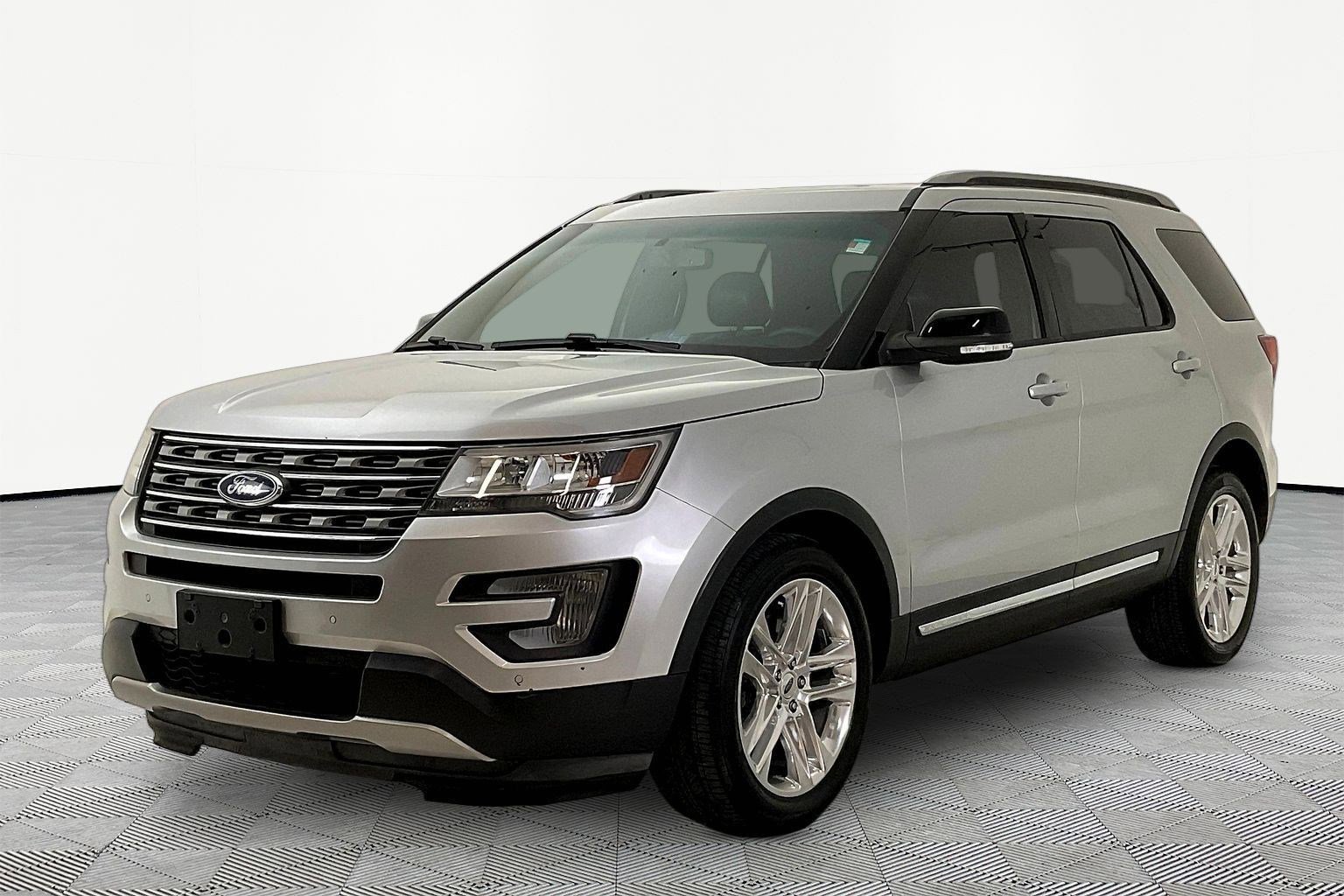 Used 2017 Ford Explorer XLT w/ Equipment Group 202A FWD image 1