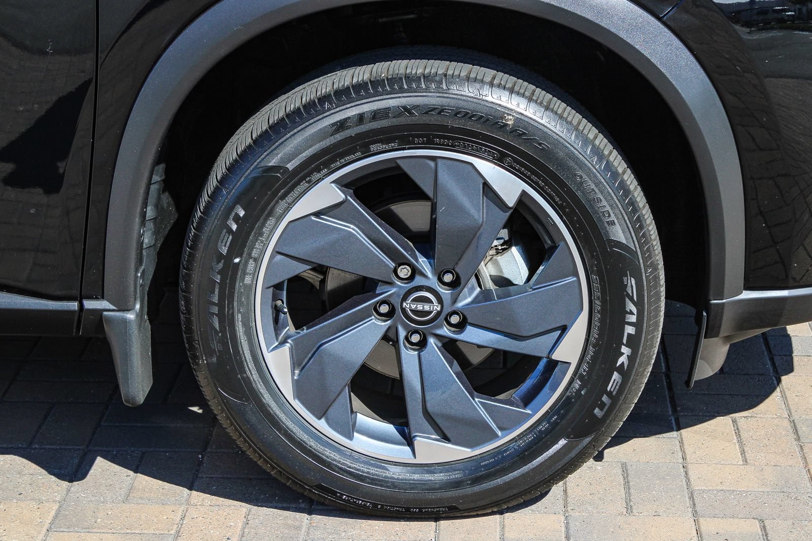 Used 2025 Nissan Rogue SV FWD image 11