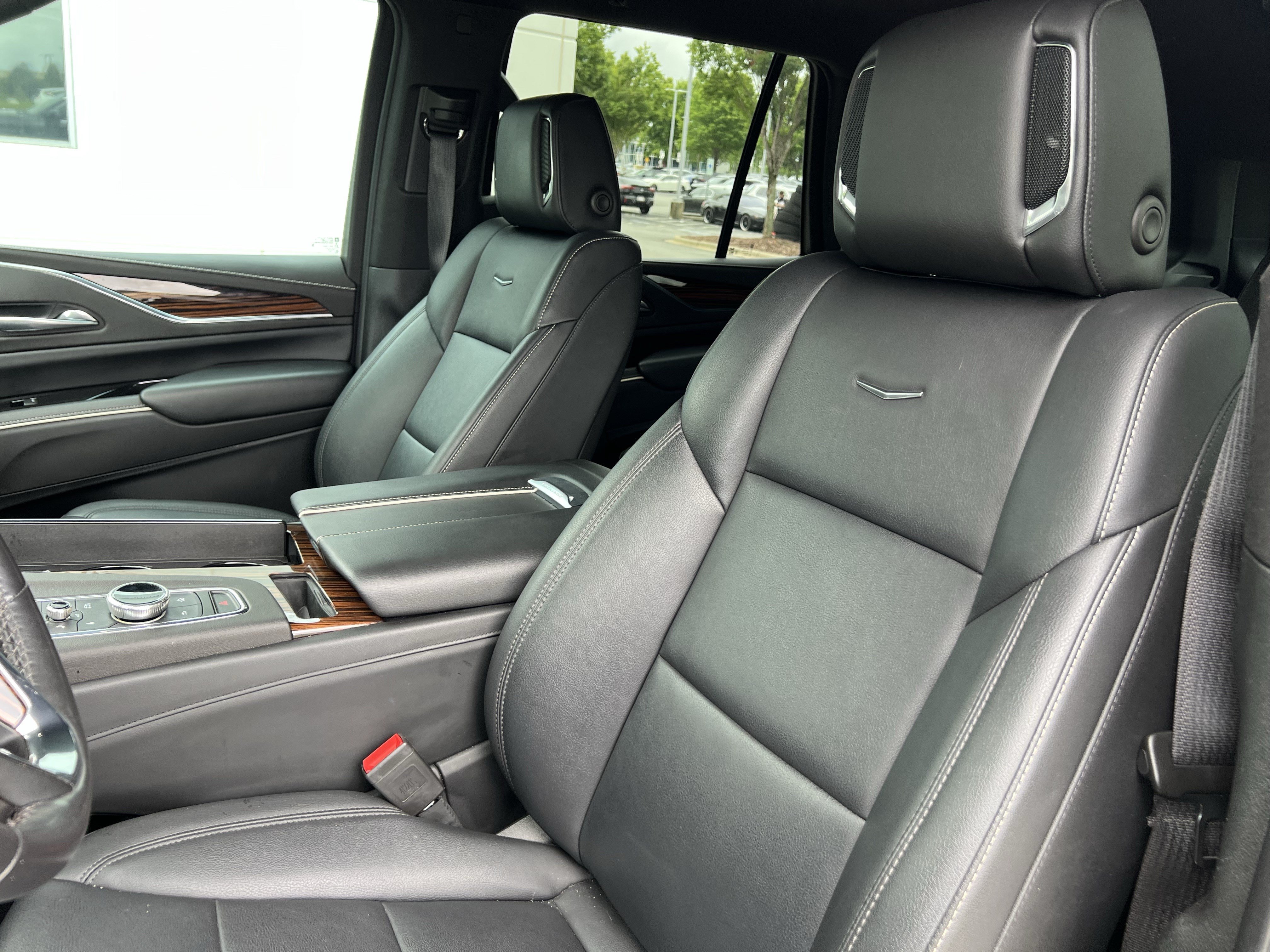 Used 2022 Cadillac Escalade Luxury w/ LPO, Illumination Package AWD/4WD image 16