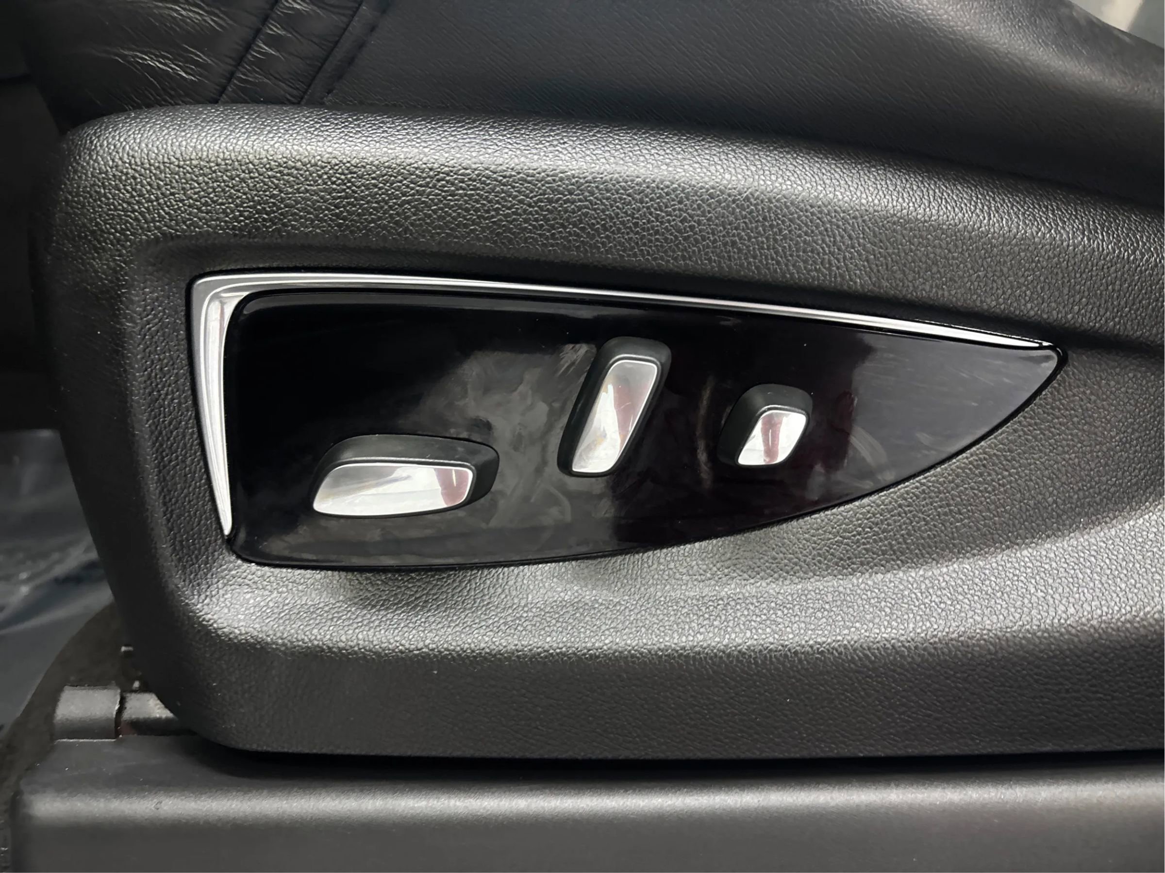 Used 2020 Cadillac Escalade Luxury image 25