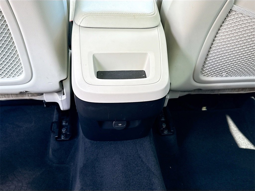 Used 2022 Volvo XC60 B5 Momentum image 28