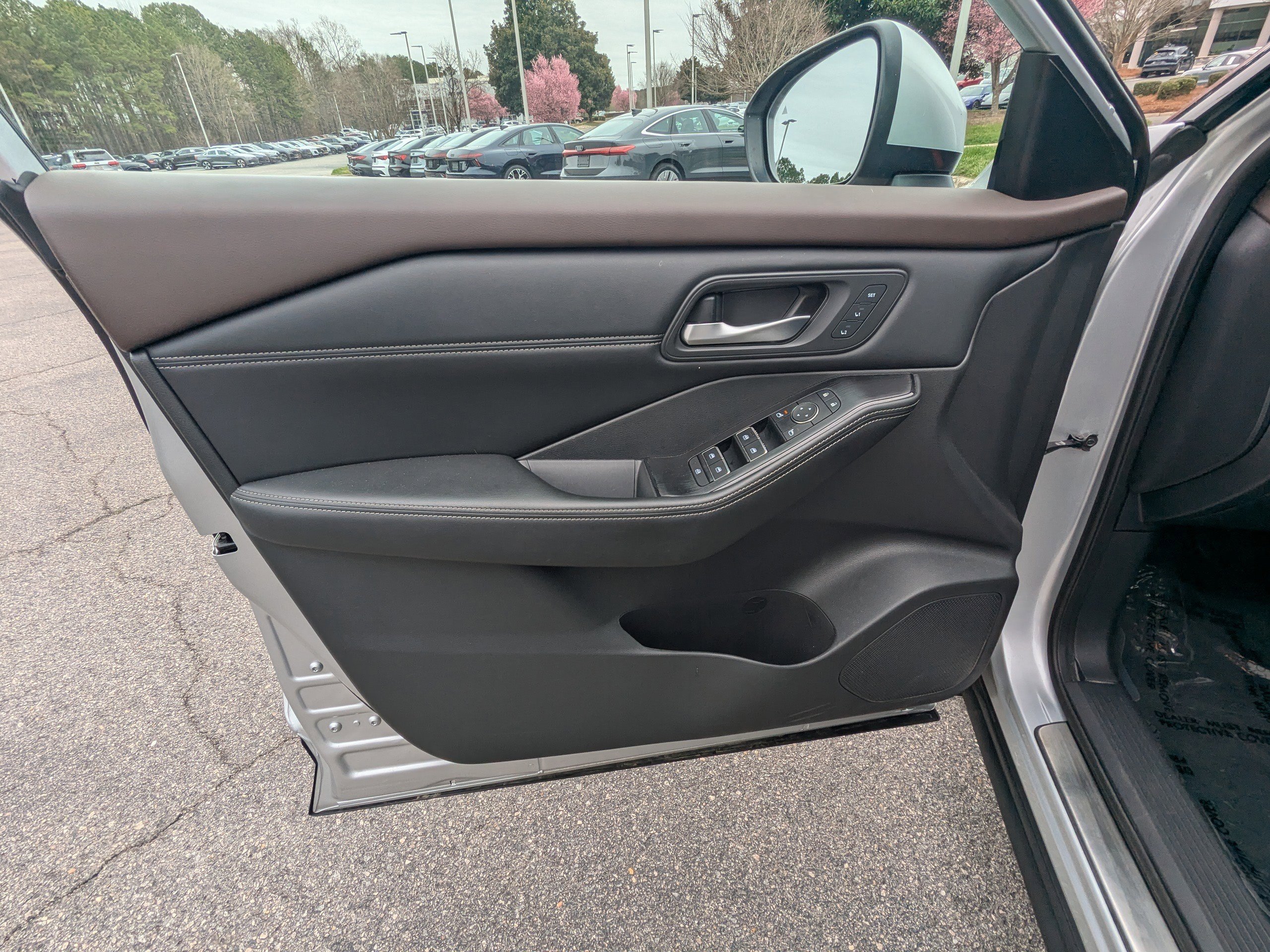 Used 2022 Nissan Rogue SL w/ SL Premium Package image 18