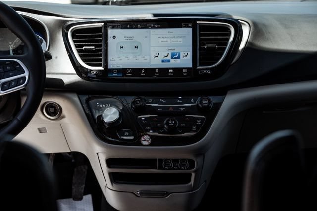 Used 2023 Chrysler Pacifica Touring-L FWD image 18
