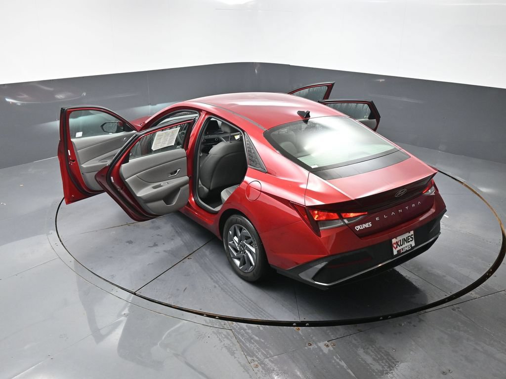 Used 2024 Hyundai Elantra SEL FWD image 58