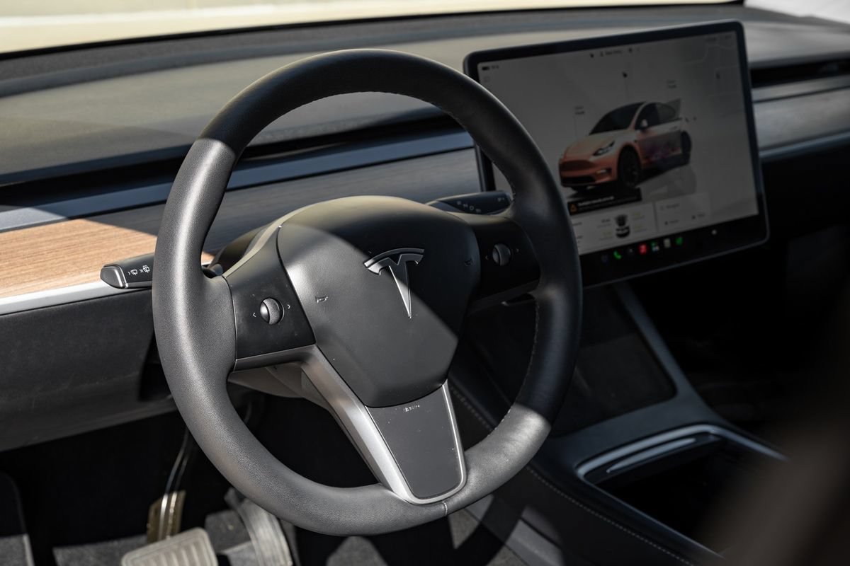 Used 2025 Tesla Model Y Long Range AWD/4WD image 17