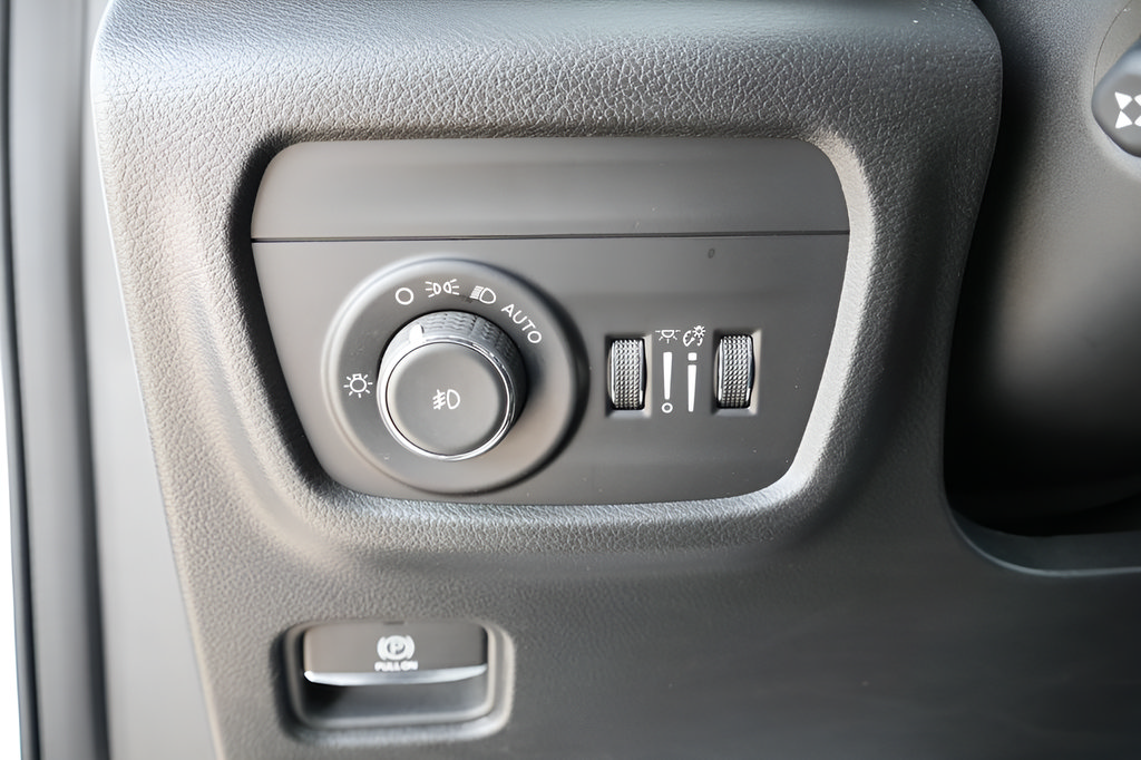 Used 2023 Jeep Grand Cherokee Overland w/ Adv Protech Group III AWD/4WD image 30