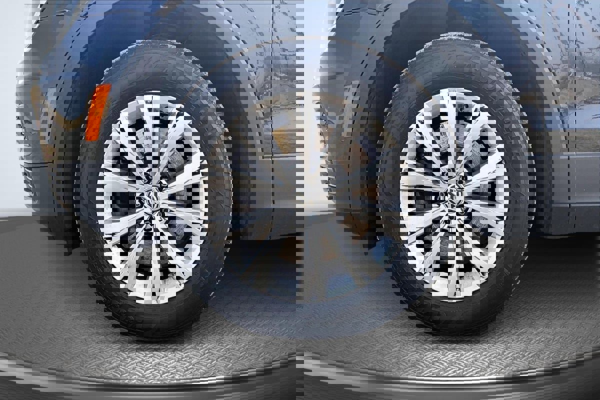 Used 2018 Volkswagen Tiguan SE w/ Panoramic Sunroof Package FWD image 9