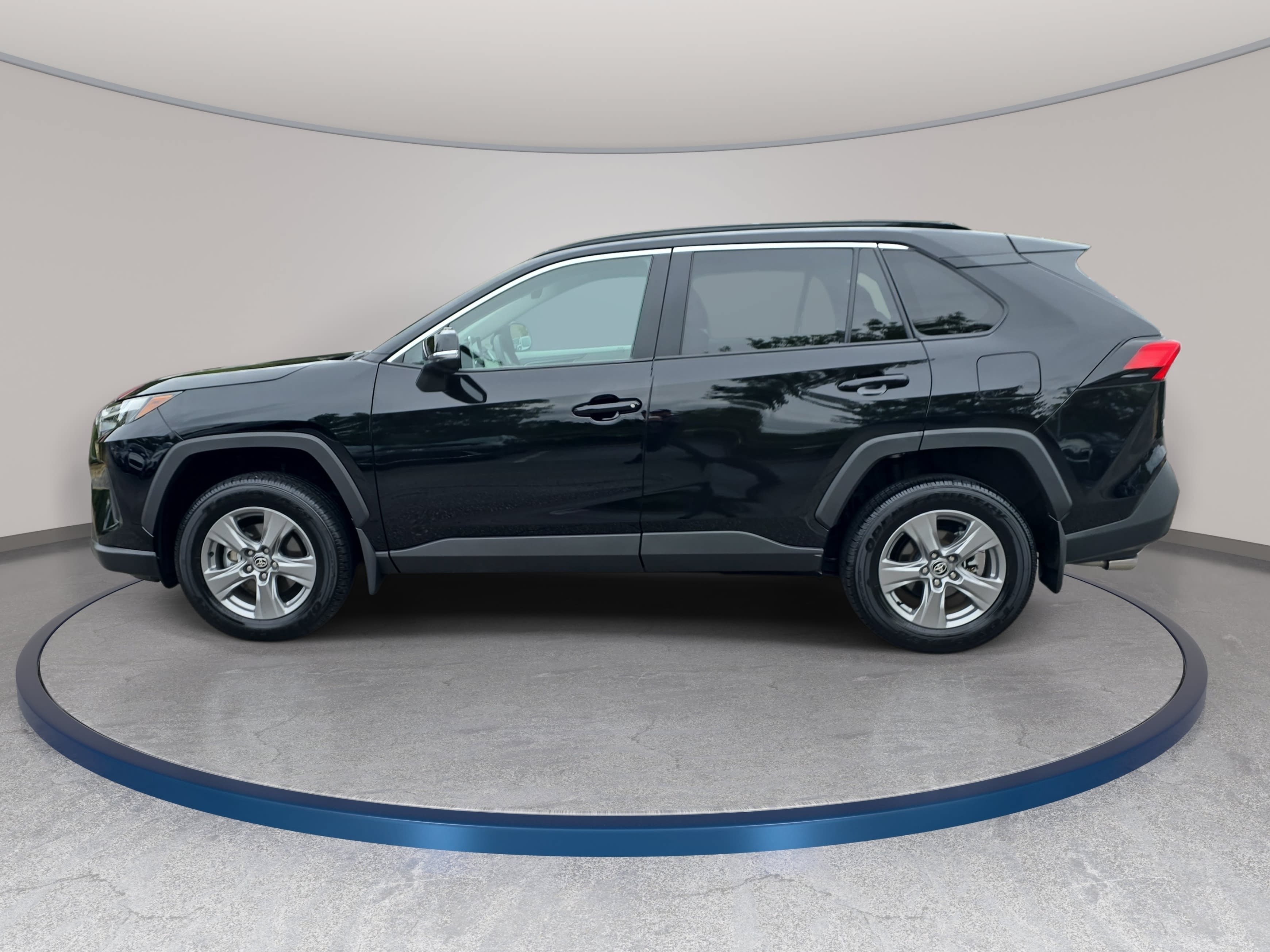 Used 2025 Toyota RAV4 XLE w/ Convenience Package FWD image 8