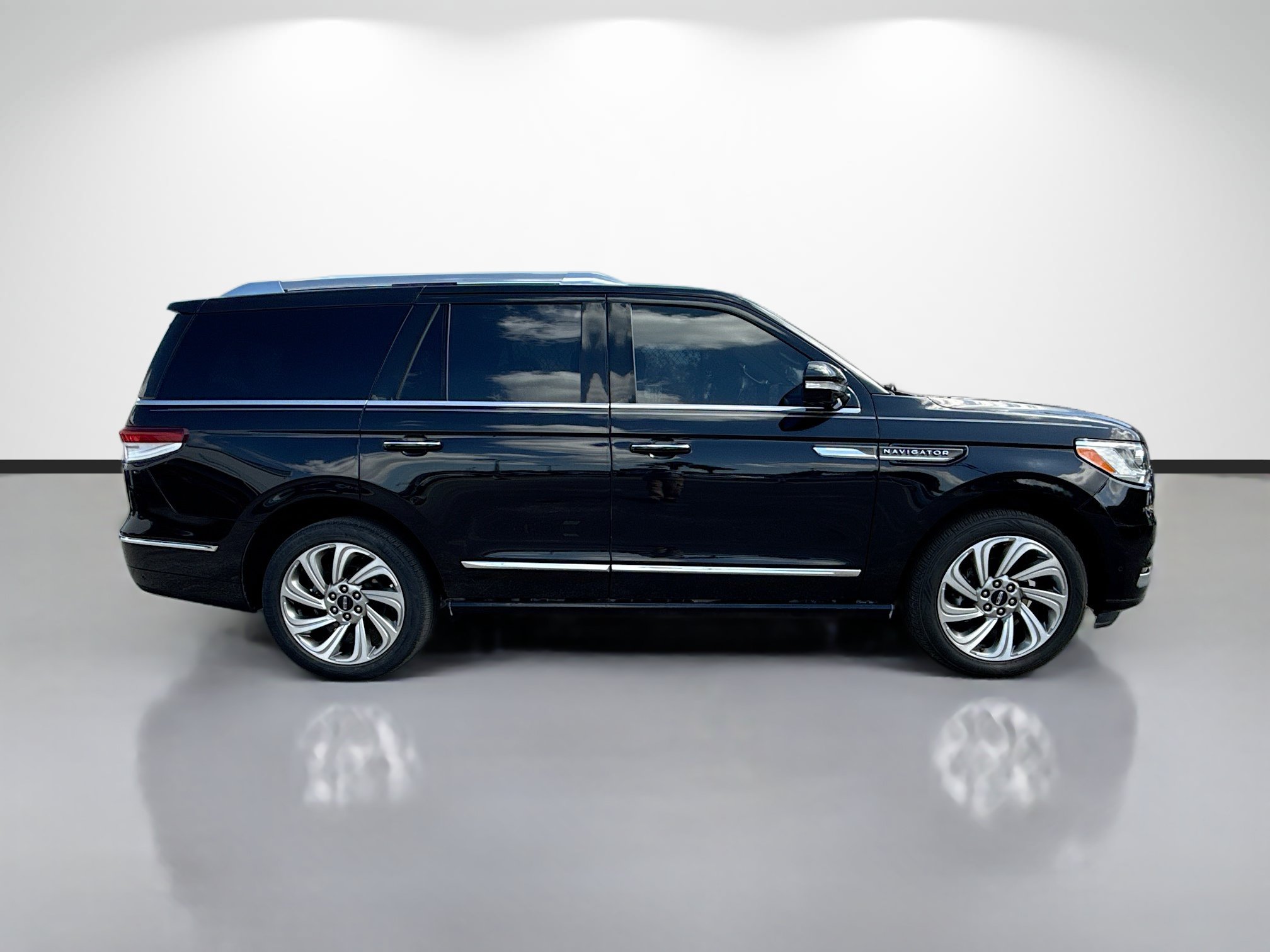 Used 2022 Lincoln Navigator Reserve AWD/4WD image 2