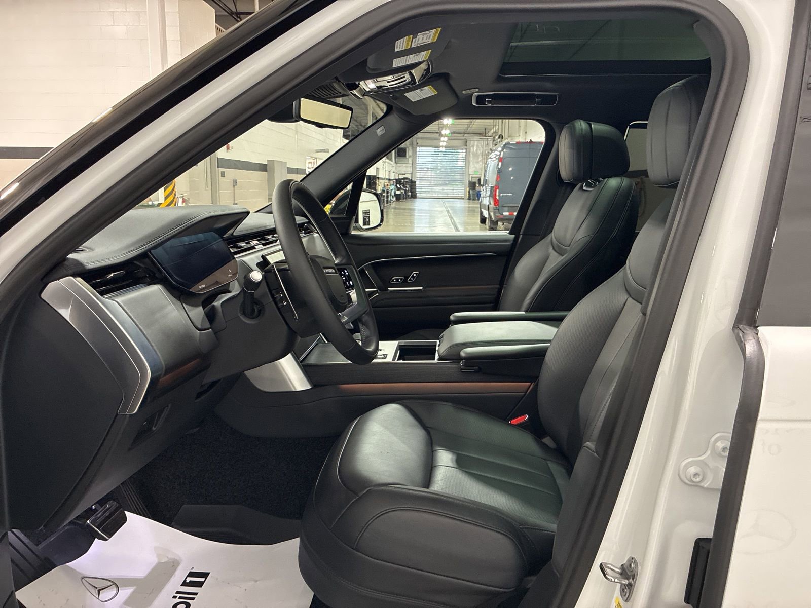 Used 2025 Land Rover Range Rover SE image 19