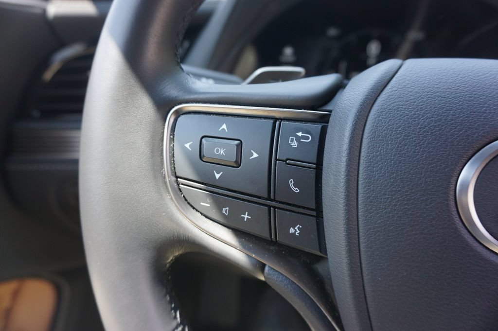 Used 2024 Lexus LS 500 RWD image 8