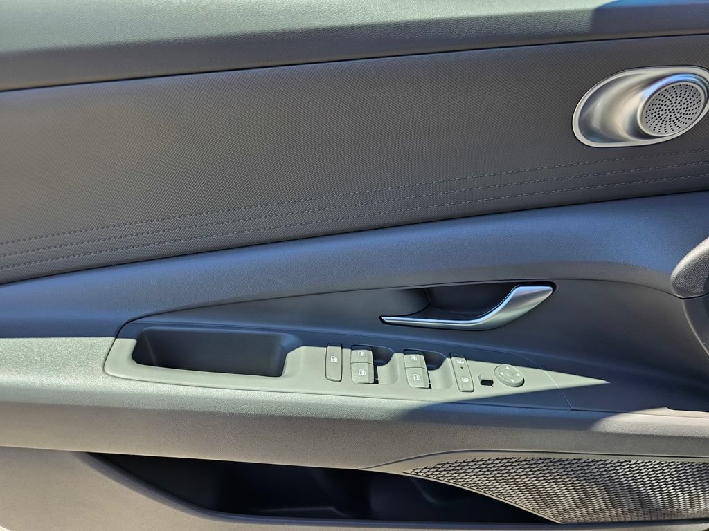 Certified 2025 Hyundai Elantra SE FWD image 22