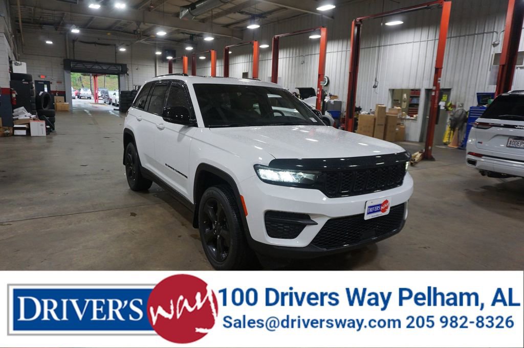 Used 2022 Jeep Grand Cherokee Altitude AWD/4WD image 1