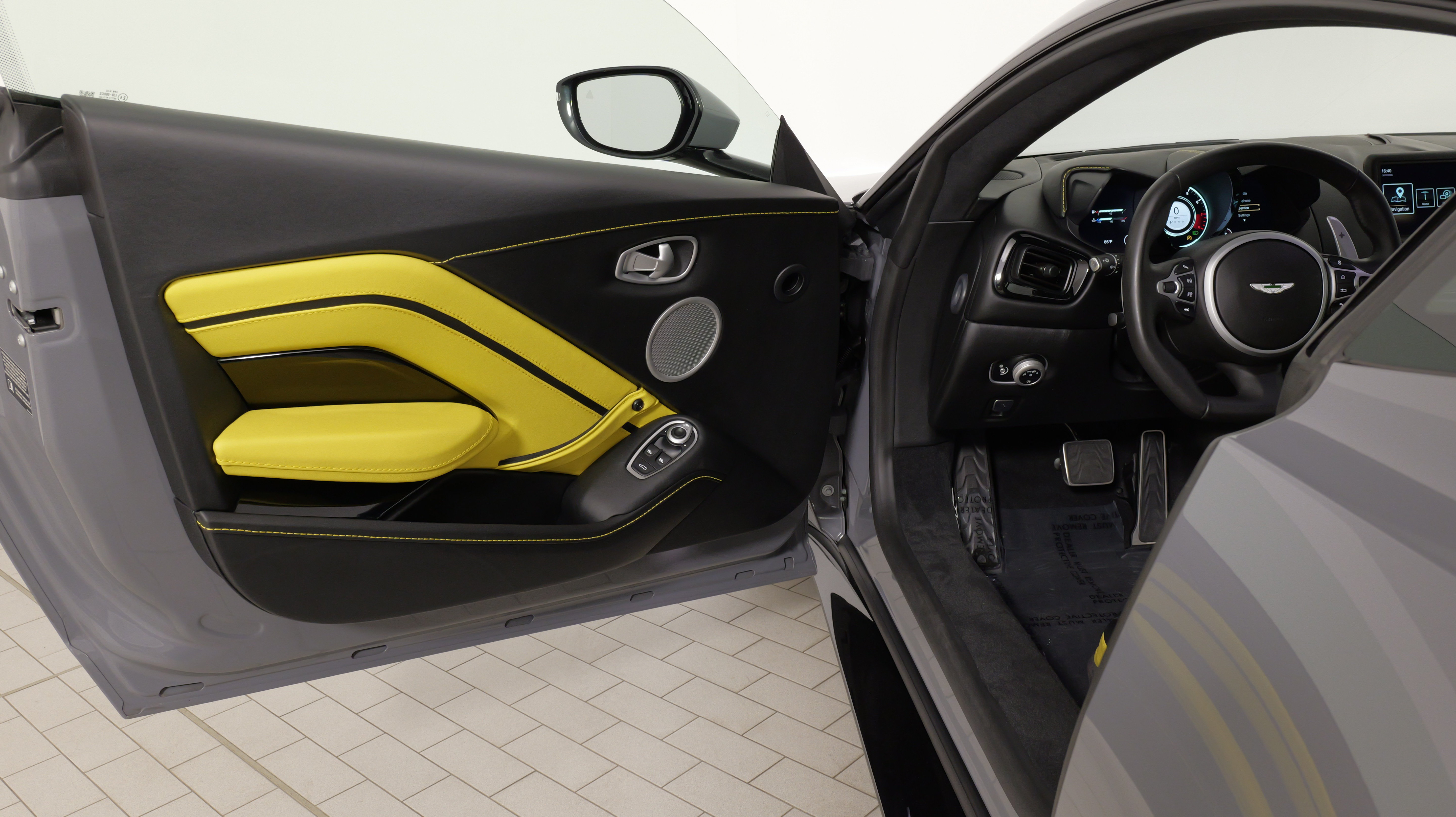 Used 2019 Aston Martin V8 Vantage Coupe RWD image 33