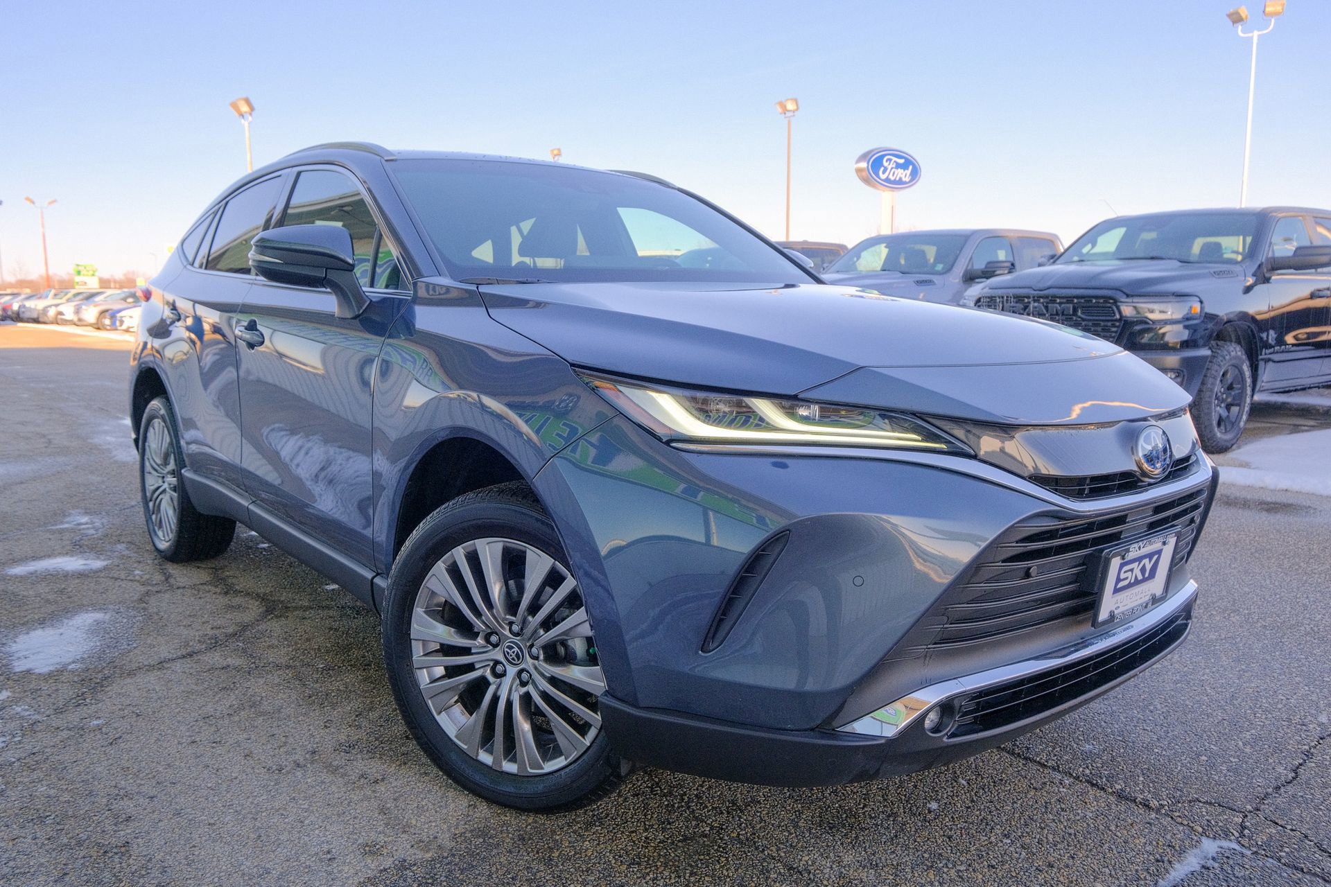 Used 2023 Toyota Venza XLE image 13